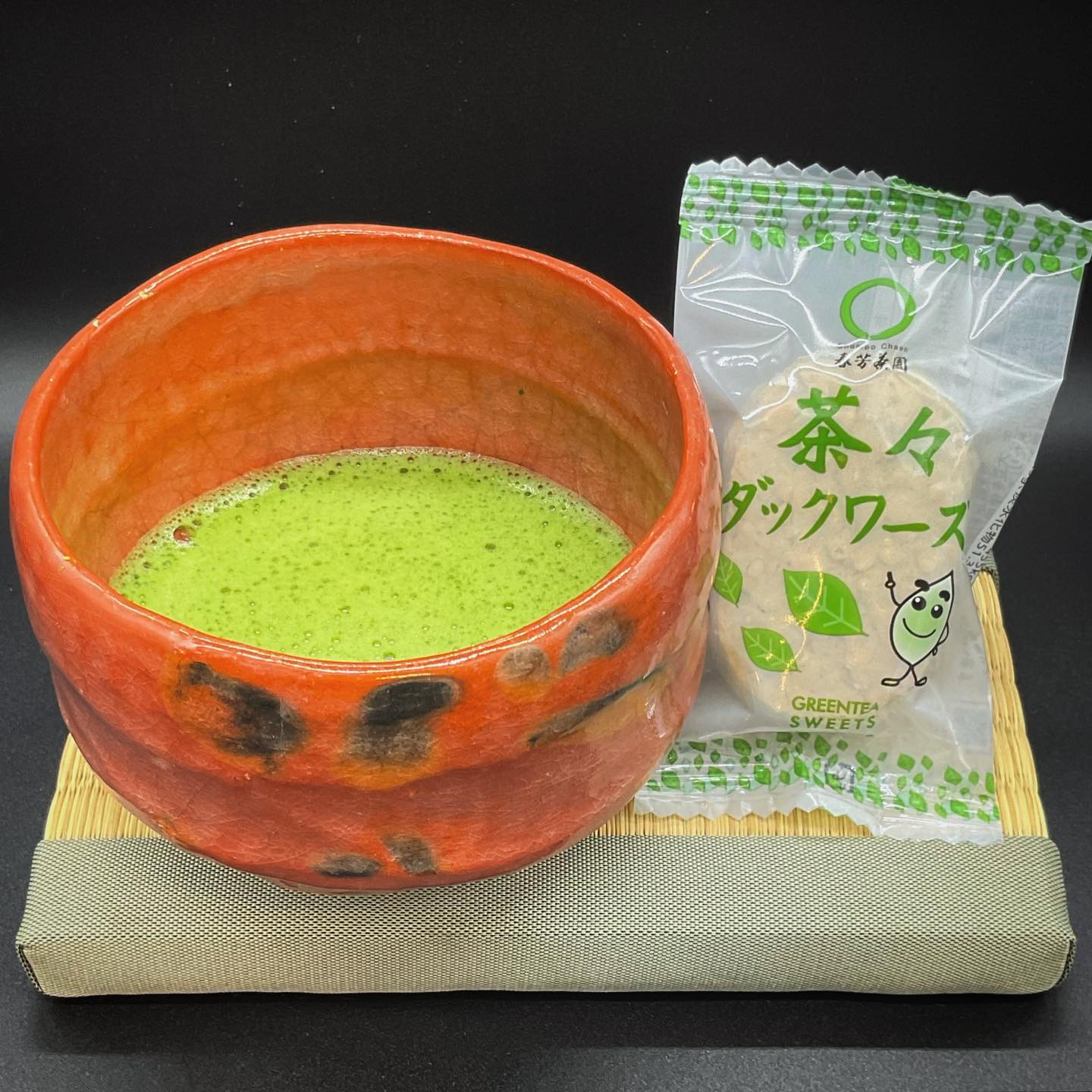 抹茶とお菓子しゅんぽうカフェでも抹茶をお飲みいただけます本日のおすすめお菓子は、茶々ダックワーズ米粉を使った生地の焼き菓子です外はサクサク中はモチモチした食感と真ん中にはお茶のクリームが挟んでありますご自宅でのお茶タイムにもぜひ️